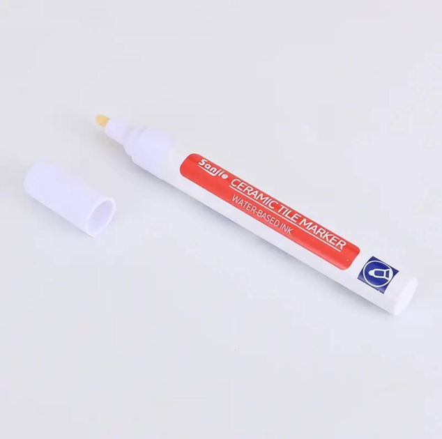 Закрашивает потемневшие швы и скрывает следы грязи