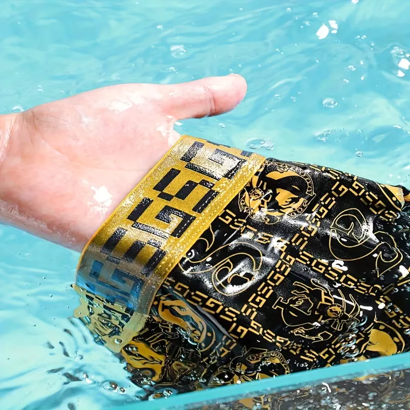 Подарочный набор мужских трусов-боксеров в черно-золотой коробке