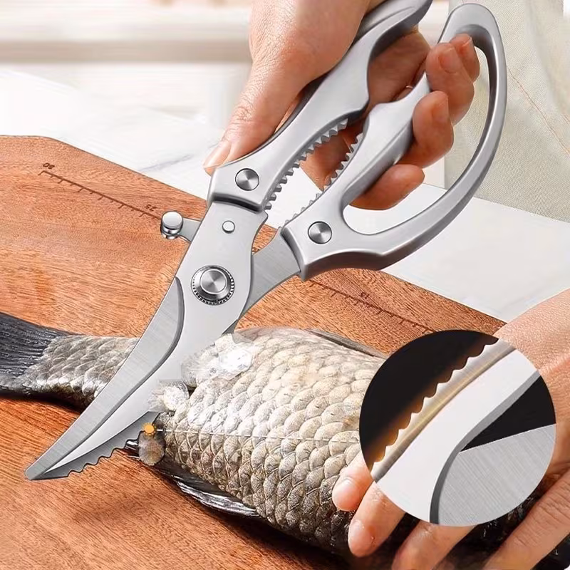 Многофункциональные кухонные ножницы из нержавеющей стали в использовании