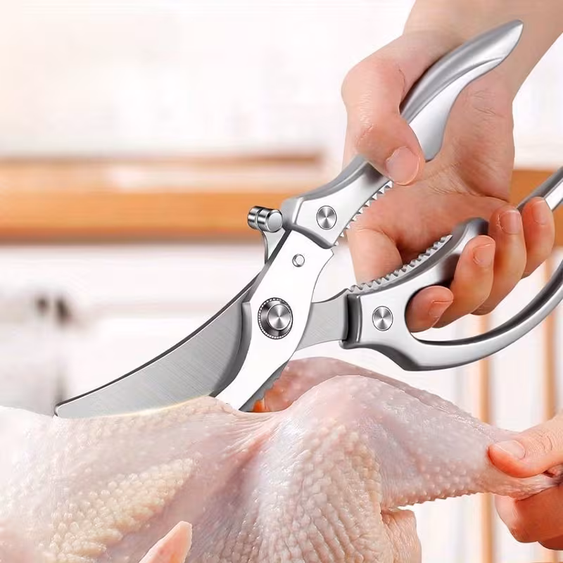 Многофункциональные кухонные ножницы из нержавеющей стали в использовании