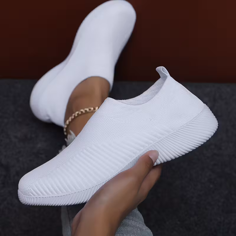 Женские черные и белые слипоны из дышащего текстиля на легкой подошве