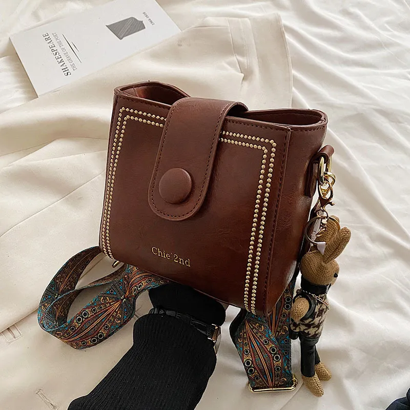 Женская сумка из экокожи с узорным ремешком и влагозащитным покрытием