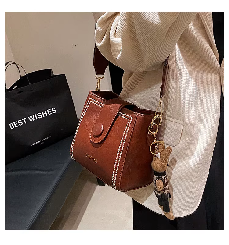 Женская сумка из экокожи с узорным ремешком и влагозащитным покрытием