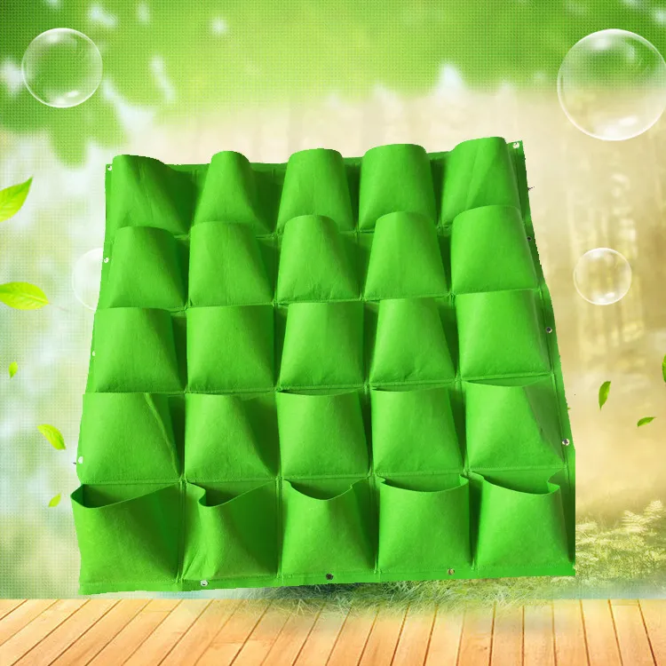 Настенный вертикальный сад с зелеными карманами и растениями