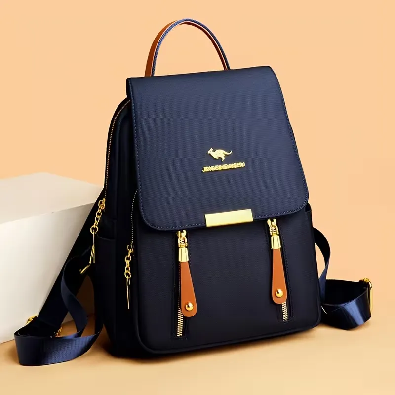 Женский стильный рюкзак черного цвета с золотыми элементами и регулируемыми ремешками