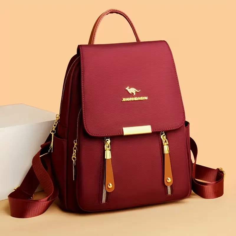 Женский стильный рюкзак черного цвета с золотыми элементами и регулируемыми ремешками