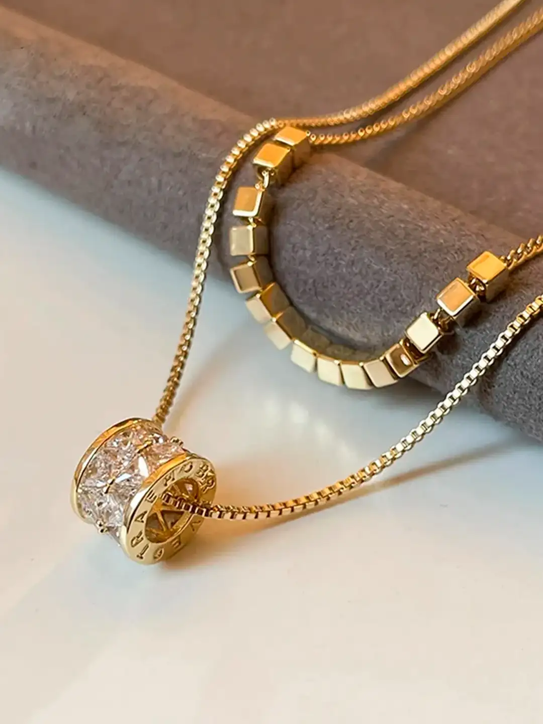 Нежное позолоченное колье
